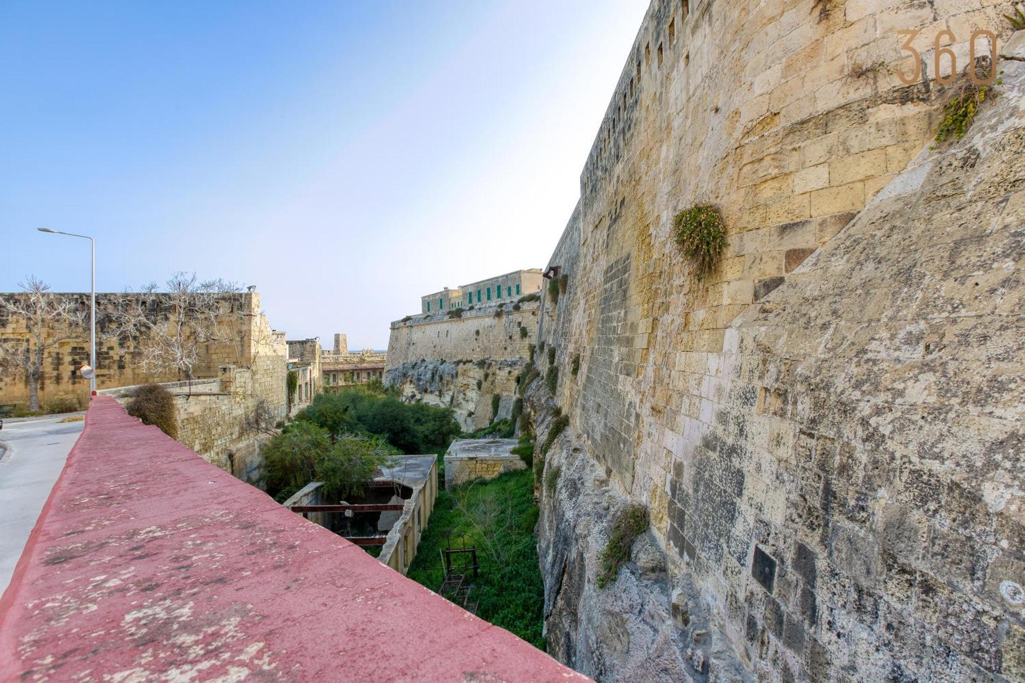Comfortable 1Br Home With Maltese Balcony In Valletta By 360 Estates Экстерьер фото
